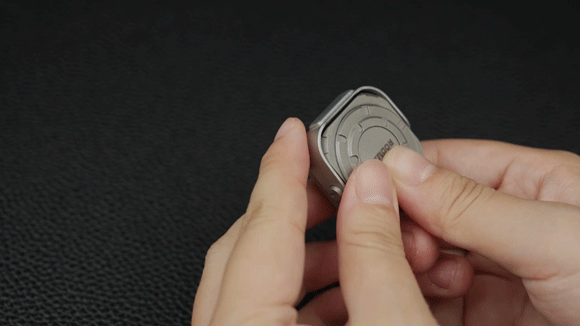 RODMAN:Coin-Sized Titanium Magnetic Flashlight with 5 Light Colors