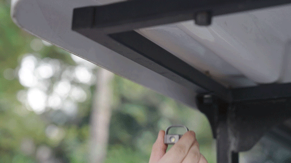 RODMAN:Coin-Sized Titanium Magnetic Flashlight with 5 Light Colors